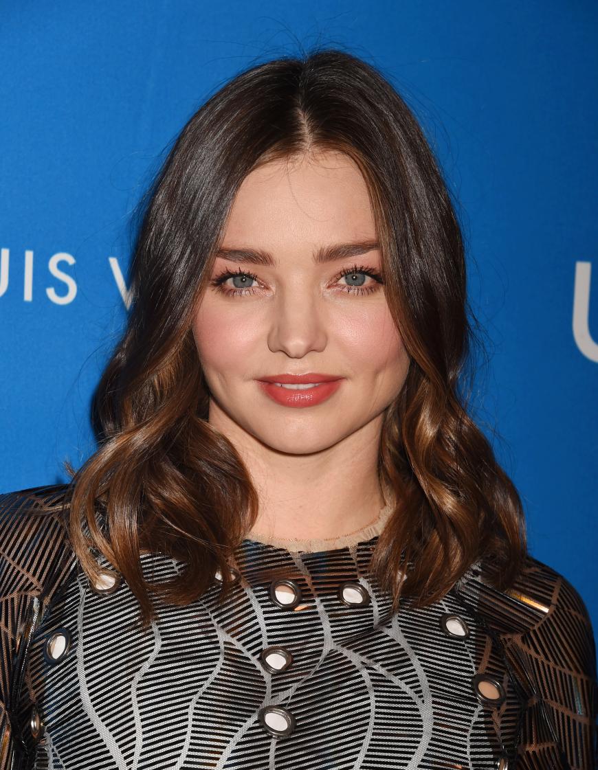 So kennen wir Miranda Kerr. Die Haare trug sie bisher immer überschulterlang...
