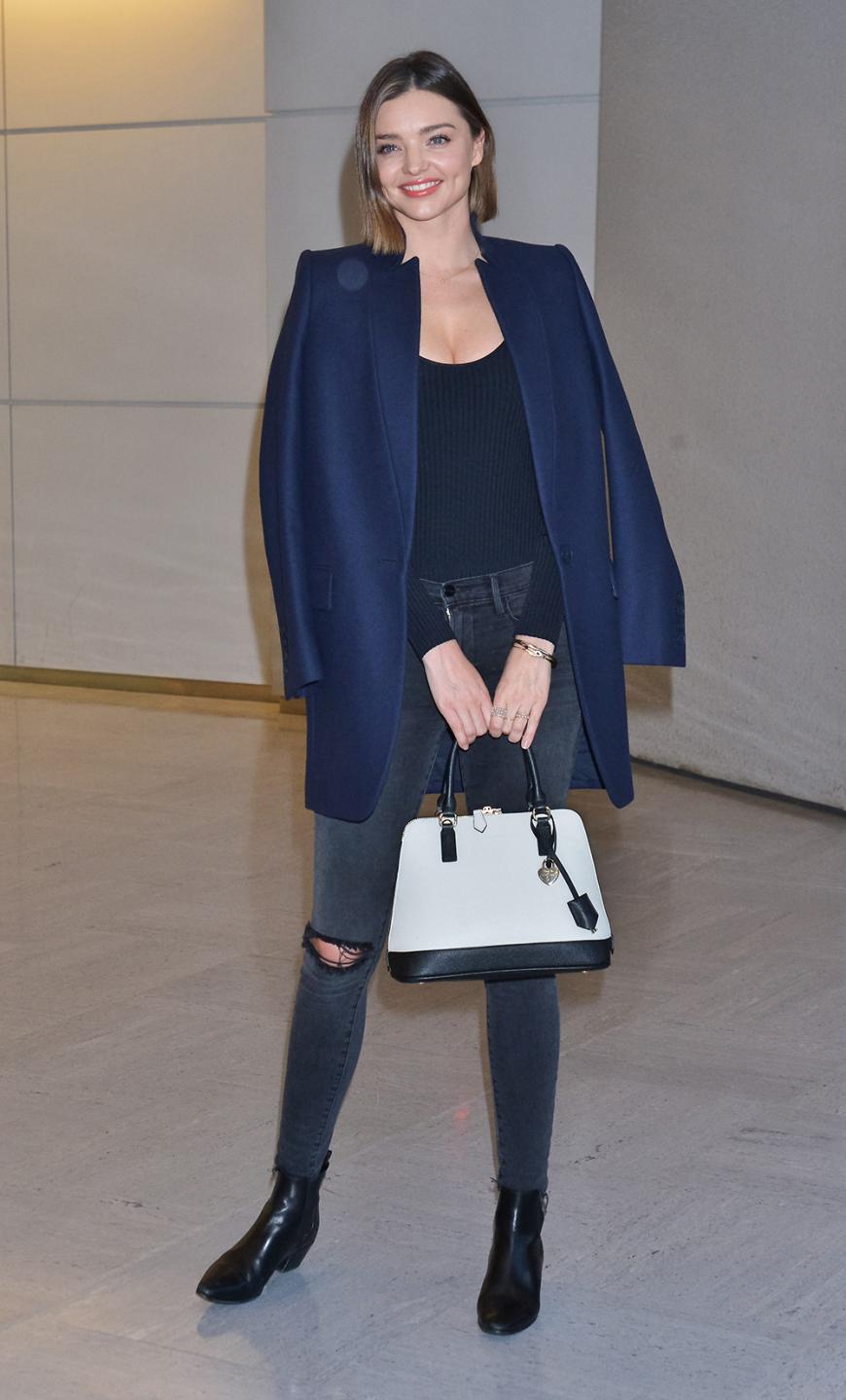 Auch am Airport in Japan überlässt Miranda Kerr styling-technisch nichts dem Zufall und trägt einen dunkelblauen Oversize-Blazer zur lässigen ripped Jeans.
