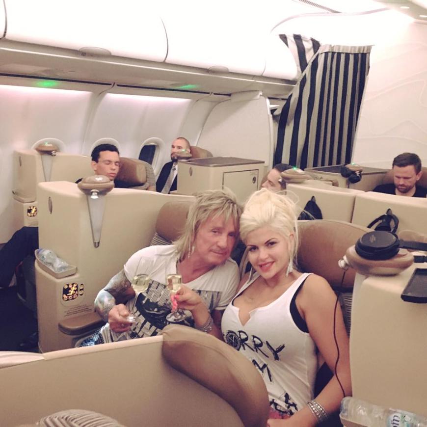 Bert und Sophia Wollersheim lassen es sich auf dem Flug gut gehen.
