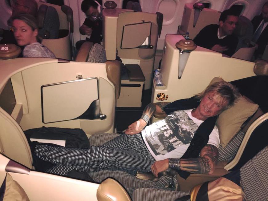 Bert Wollersheim lässt es sich auf dem Flug in den Urlaub gut gehen.