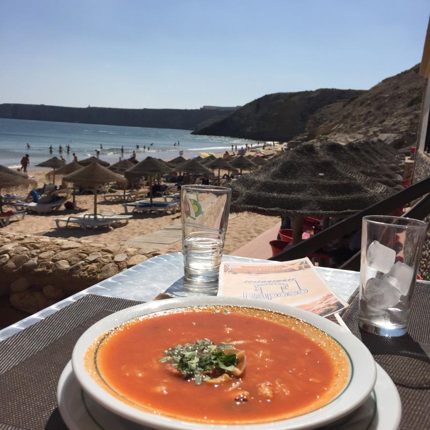 Sopa de Peixe (Fischsuppe) hatte ich in der Strandbar in der Praia da Mareta in Sagres.