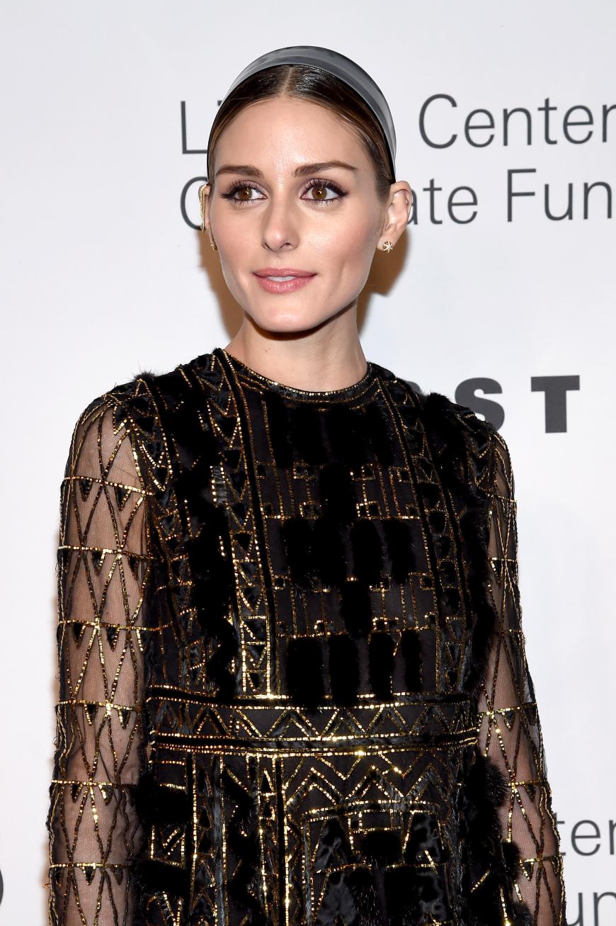 Donnerstag: Sleek & Shiny aufgepeppt wird der Look durch ein Leder-Haarband