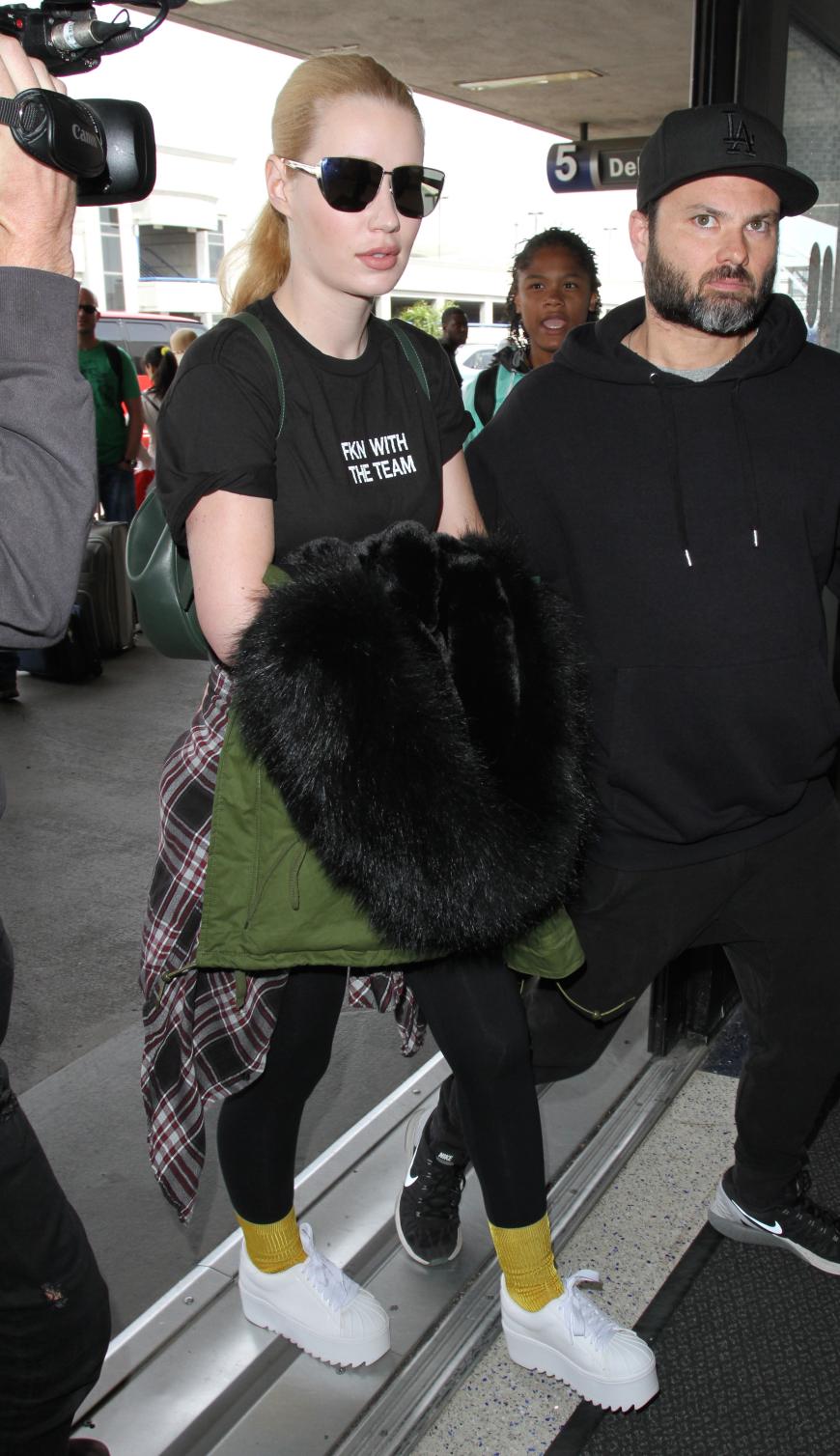 Sängerin Iggy Azalea setzt mit senffarbenen Socken und weißen Plateauschuhen neue Trends - oder nicht?