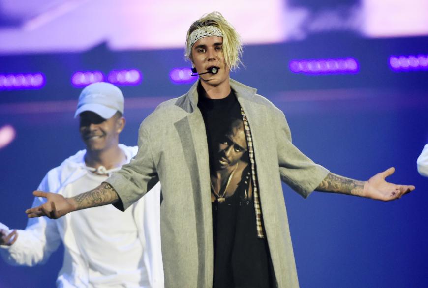 Justin Bieber präsentiert bei seinem Konzert während seiner