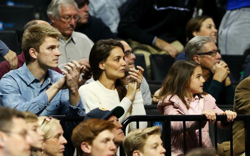 Suri Cruise und ihre Mama Katie Holmes bei einem Baskettballspiel im Barclays Center in Brooklyn, New York.