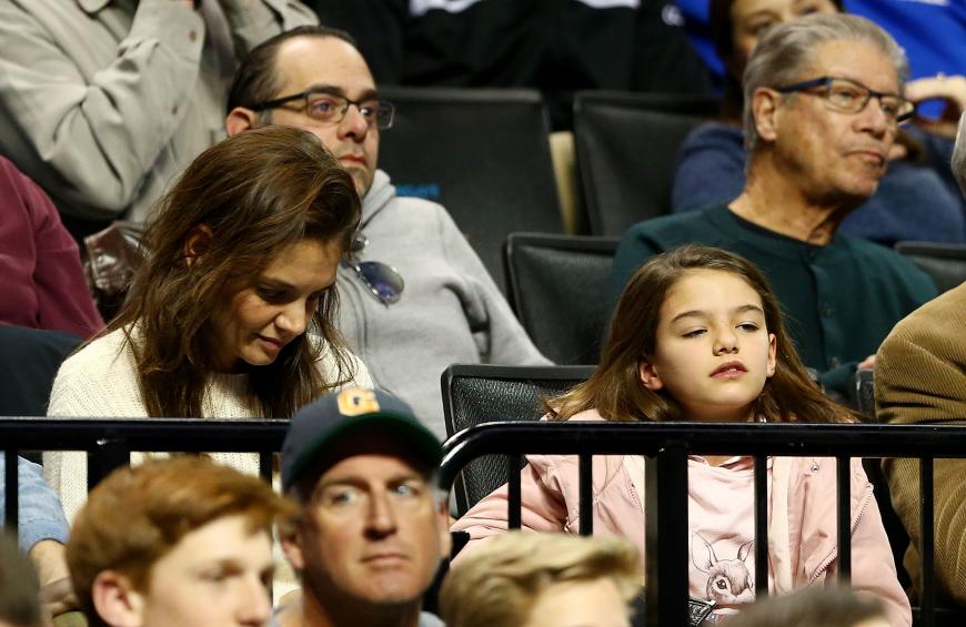 Suri Cruise ist groß geworden seitdem sie das letzte Mal in der Öffentlichkeit fotografiert wurde.
