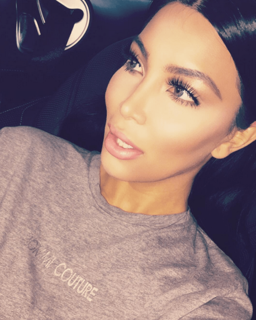 Dunkle Haare, lange Wimpern, perfekt konturiertes Gesicht: Kim oder Kamilla?