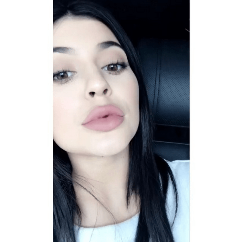 Kylie Jenner präsentiert ihren Snapchat-Fans ihren Schmollmund.