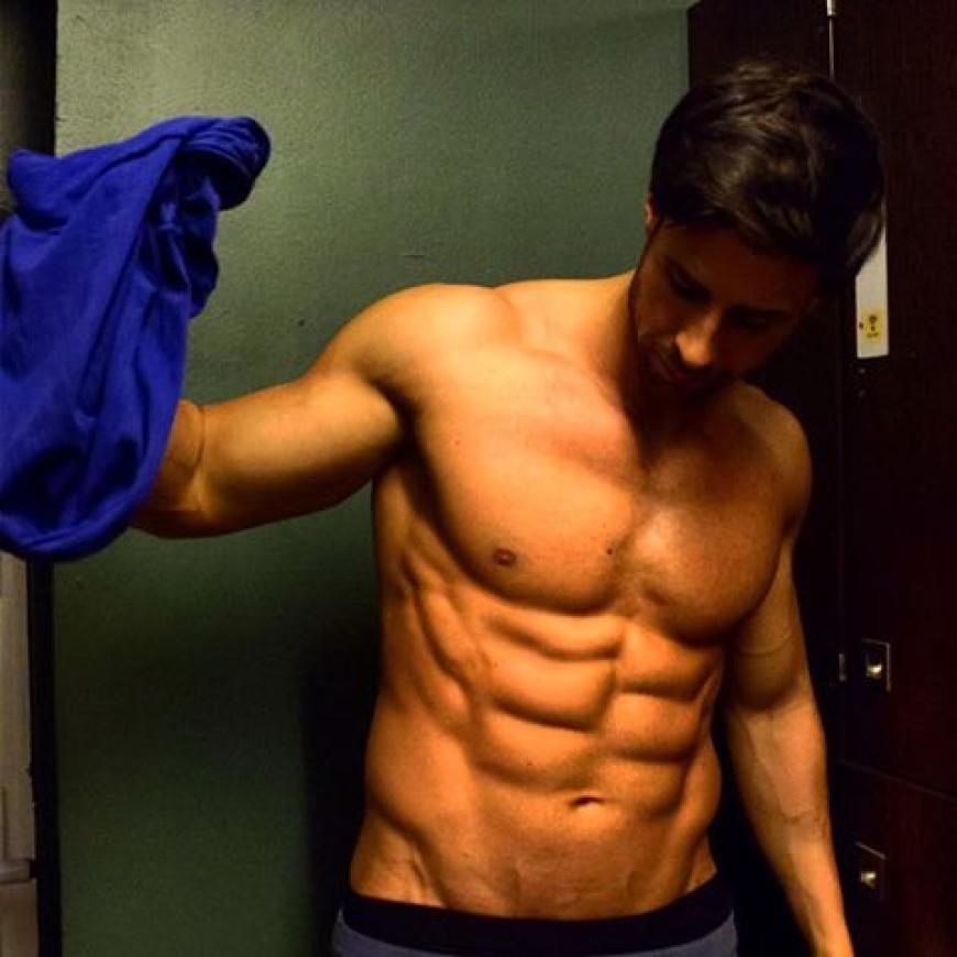 Wer nicht schon in gefühlt tausend Bachelor-Szenen einen Blick Leonard Freiers Sixpack erhaschen konnte, bekommt jetzt noch mal die Gelegenheit. Ohhhhh!