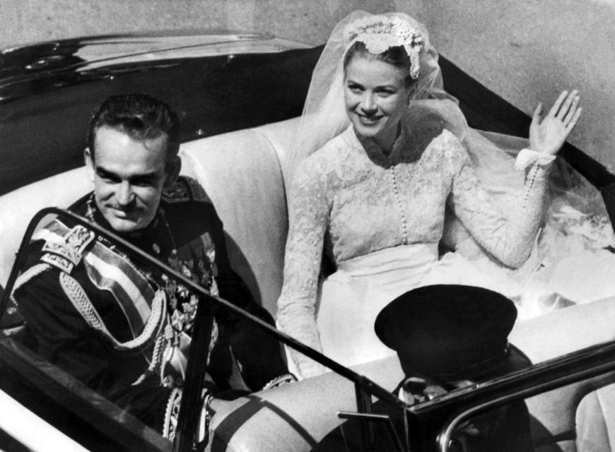 Mandy orientiert sich dabei an Stil-Ikone Grace Kelly - hier bei ihrer Hochzeit mit Fürst Rainier III. in einem ähnlichen Hochzeitsdress.