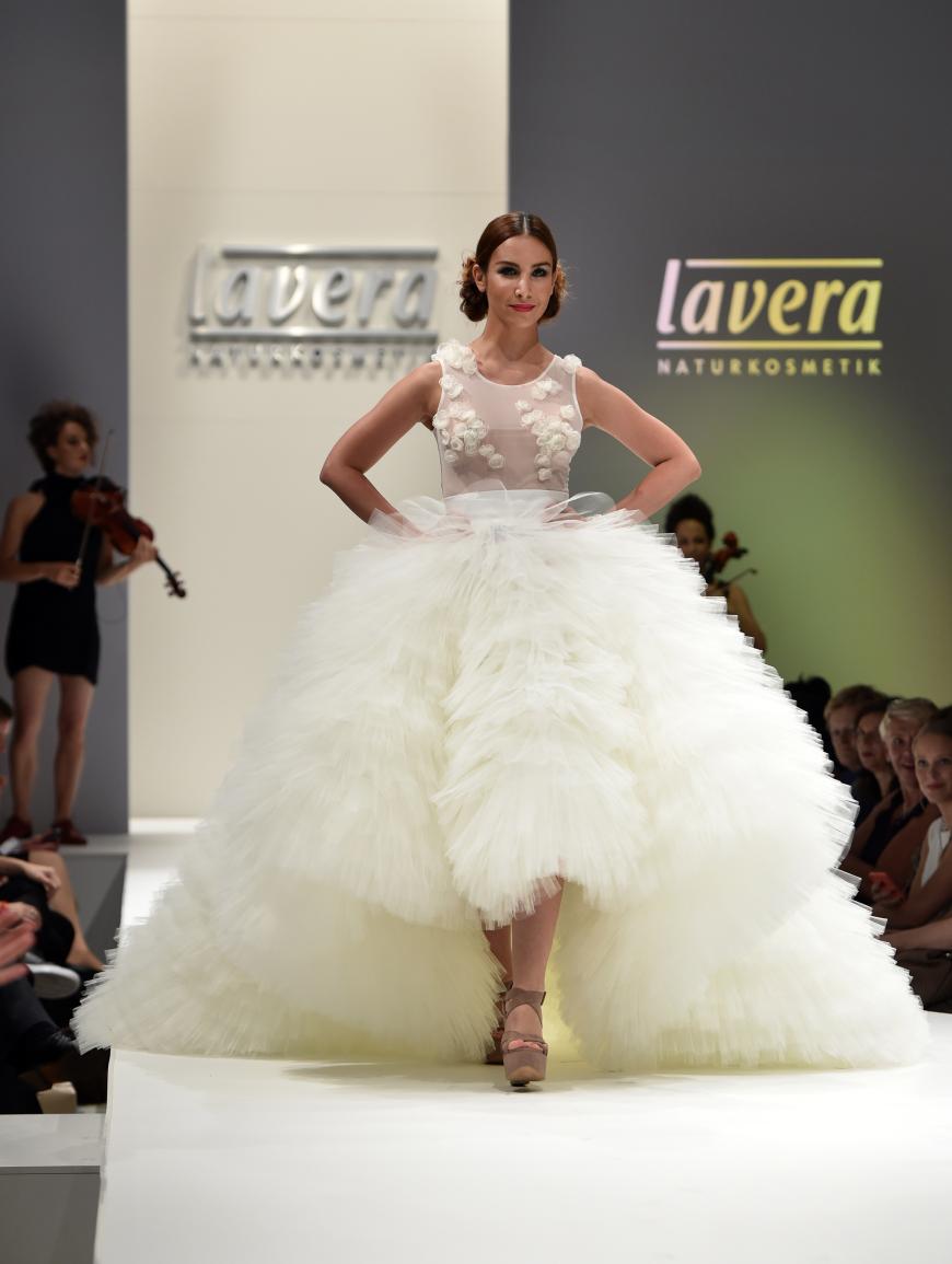 Die Schauspielerin outet sich als großer Naturkosmetik-Fan. Beim Lavera Showfloor 2014 präsentierte sie glamouröse Öko-Mode und lief im Brautkleid über den Catwalk. Wie passend! Demnächst steht die Hochzeit mit Ihrem Verlobten Samuel Radlinger an...