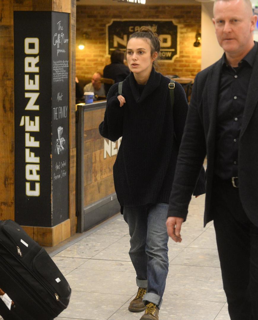 Keira Knightley landete samt Mann James Righton und Töchterchen Edie am Flughafen von London und macht sich nichts aus High Heels und Minikleid. Vielmehr setzt sie auf den bequemen Schlabberlook. Sehr sympathisch!