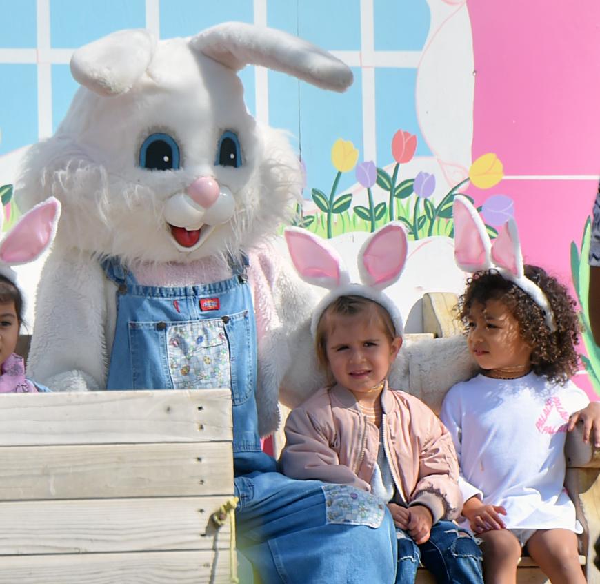 Klein-Nori und Penelope treffen den Osterhasen! So richtig begeistert sehen die Cousinen allerdings nicht aus...