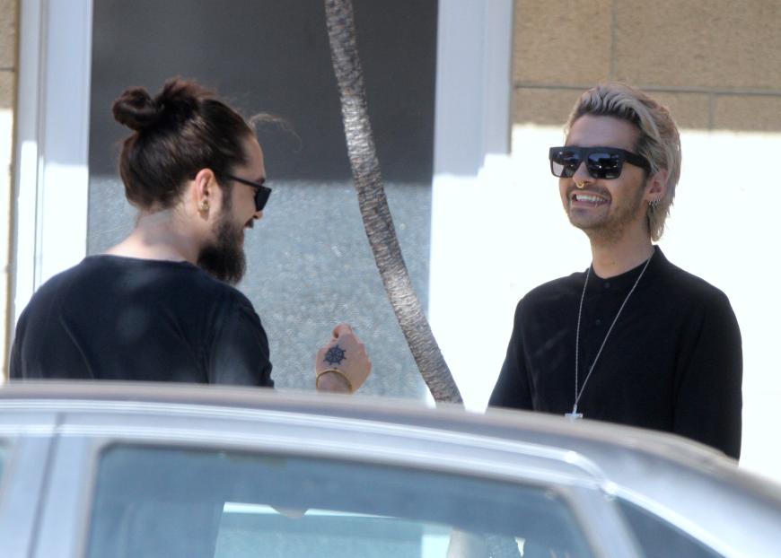 Tom und Bill Kaulitz gönnen sich in Los Angeles eine Zigaretten-Pause und haben sichtlich Spaß.