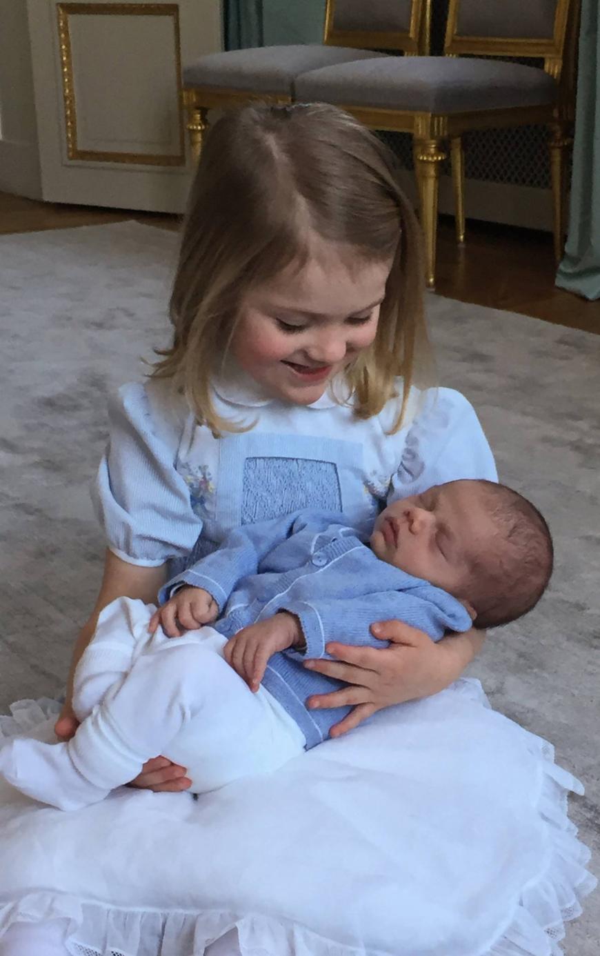 Awww! Estelle posiert mit ihrem kleinen Bruder. Das Foto postete das Königshaus und ließ von Daniel und Victoria ausrichten:
