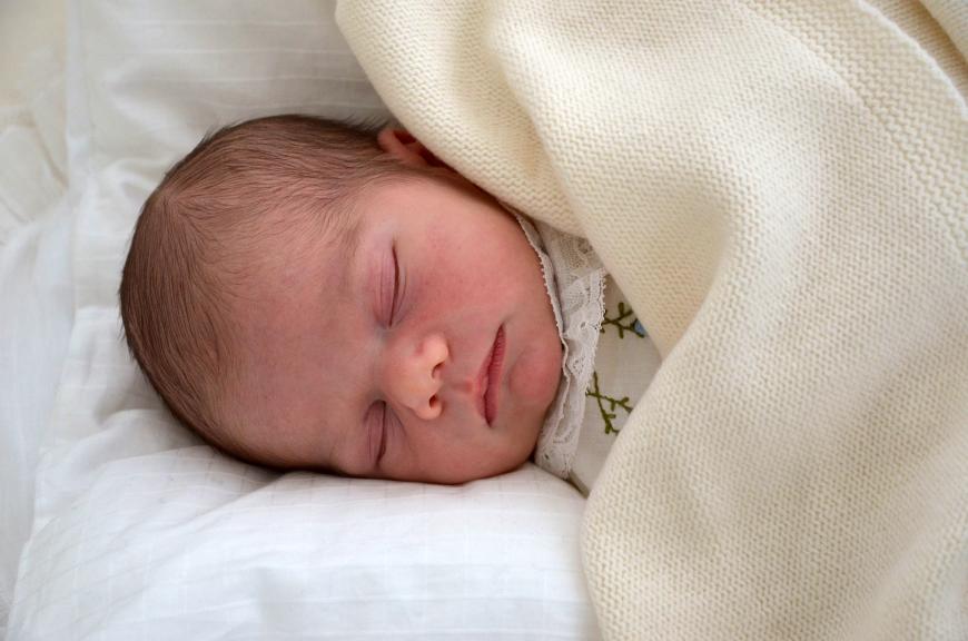 Das erste offizielle Foto von Oscar zeigt den Sohn von Kronprinzessin Victoria und ihrem Mann Daniel im Alter von 5 Tagen friedlich schlummernd im Bettchen.