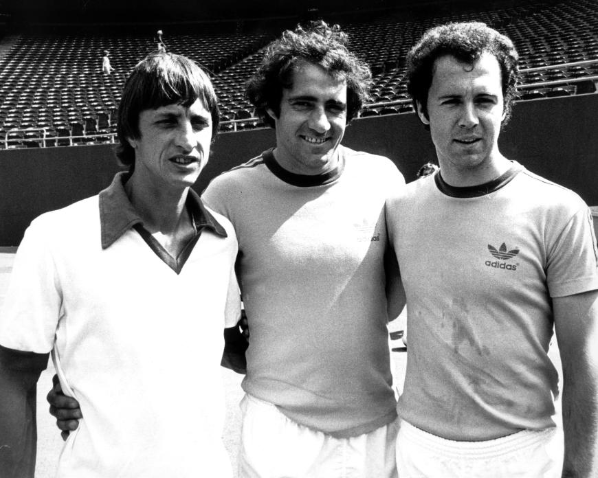 Franz Beckenbauer (r), der italienische Torjäger Giorgio Chinaglia (M) und der niederländische Mittelfeldregisseur Johan Cruyff.