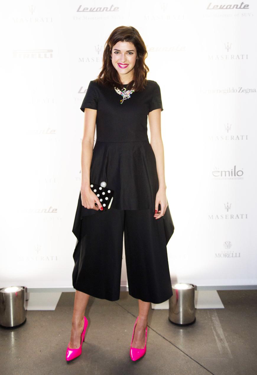 Marie Nasemann sorgt mit knallpinkfarbenen Pumps für den Hingucker zum schwarzen Look mit Culottes.