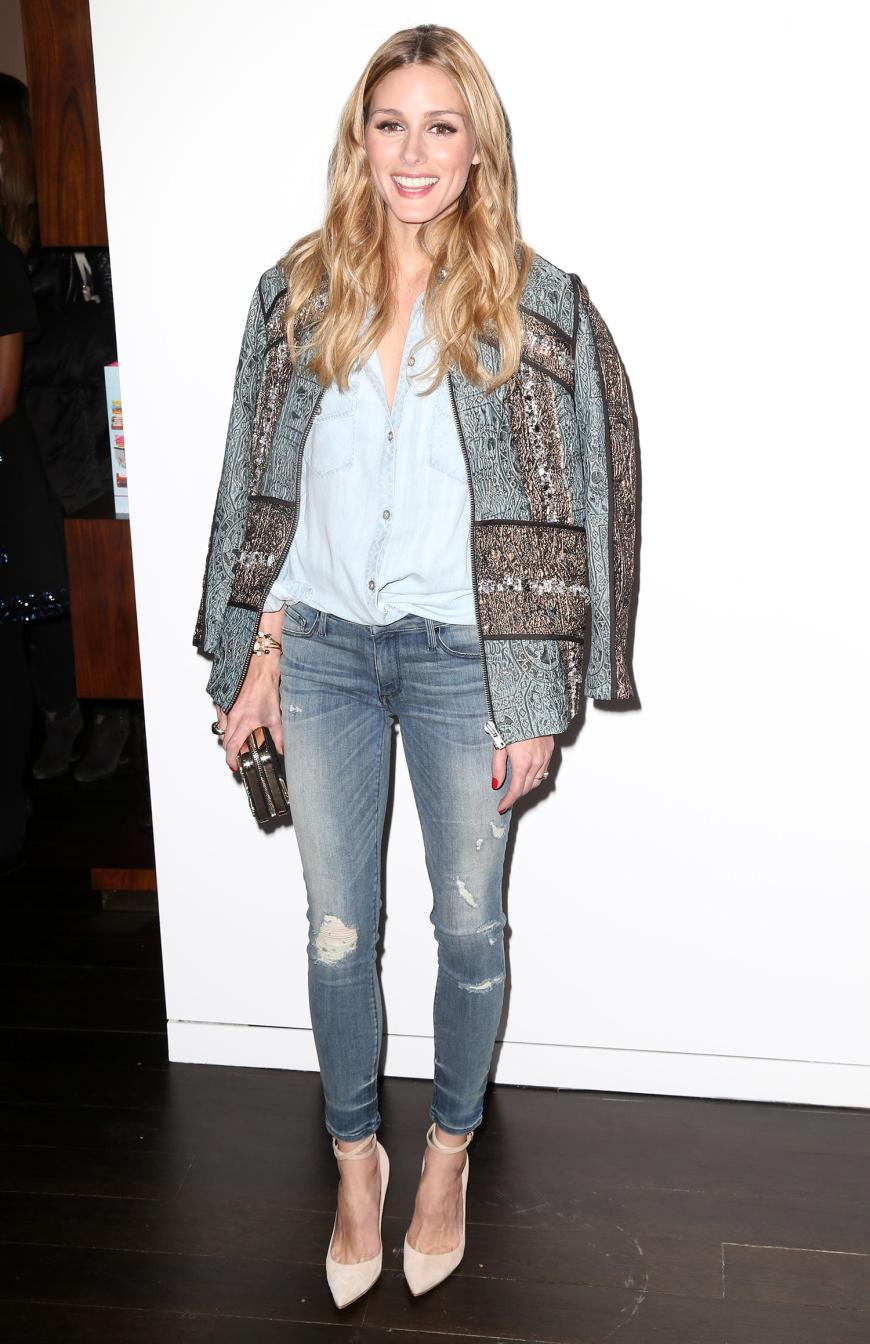 Sie darf natürlich nicht fehlen: Bei der Eröffnung des Kate Spade New York Home Pop-Up Shop stylt Olivia Palermo eine Jacke von H&M Conscious Exclusive zum Denim-Outfit.