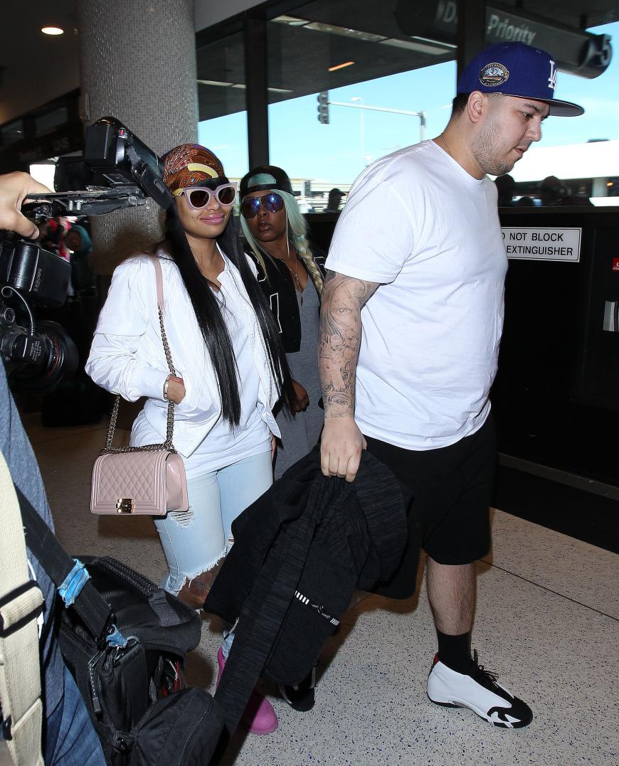 Blac Chyna und Robert Kardashian werden beim Abflug in Los Angeles von den Paparazzi abgefangen.