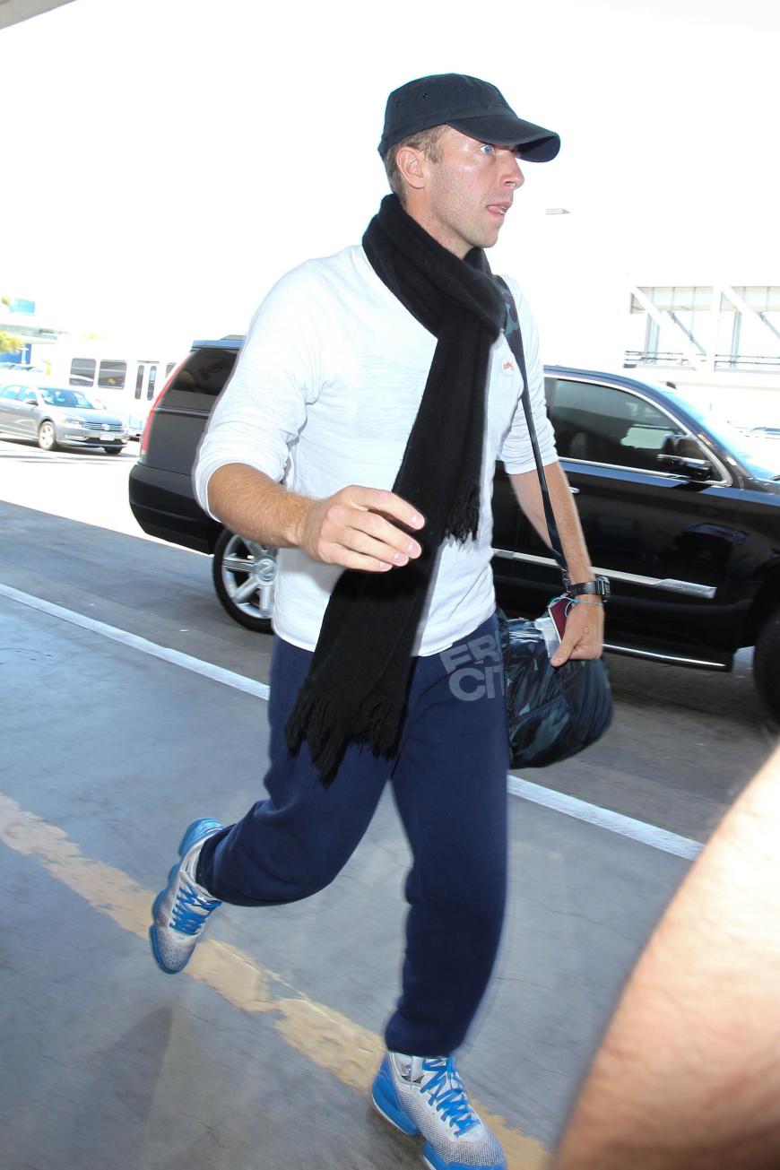 Sänger Chris Martin hat es eilig am LAX.