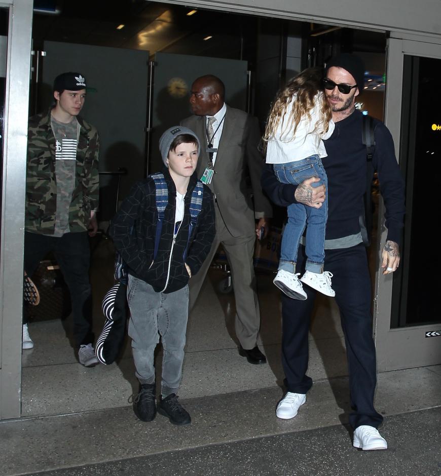 David Beckham samt Kids am Flughafen von Los Angeles.