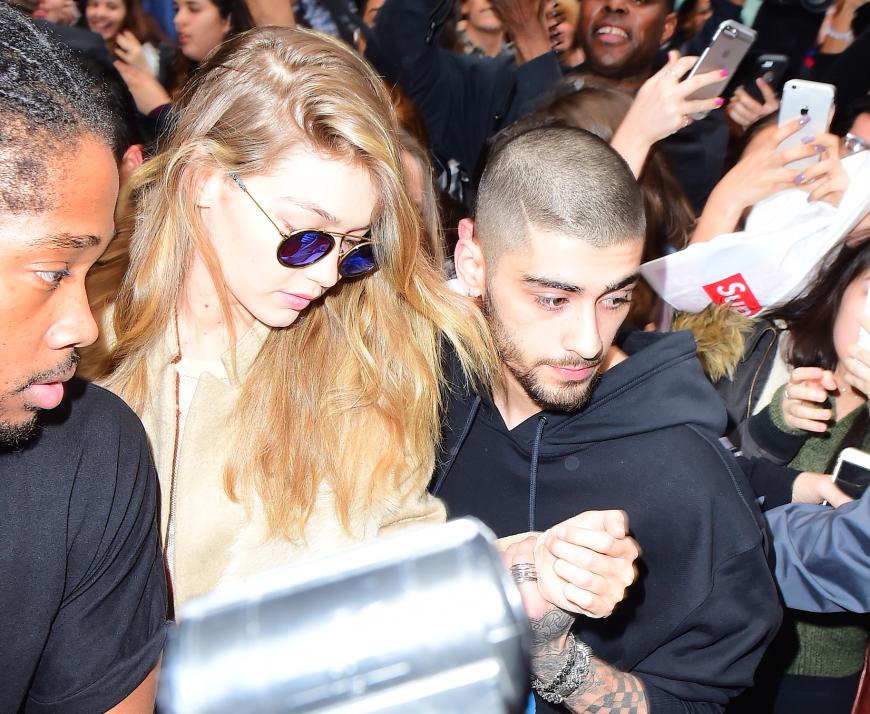 Gigi Hadid und Zayn Malik bahnen sich ihren Weg durch wartende Fanmassen vor Gigis Apartment im New Yorker Viertel SoHo.