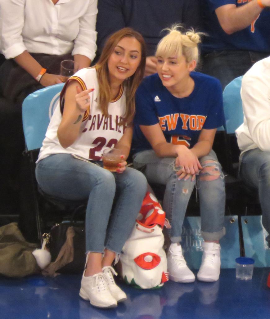 Miley Cyrus zeigt sich mit ihrer Schwester Brandi und neuer Frisur beim Spiel der Cleveland Cavaliers gegen die Knicks am Osterwochenende in New York.