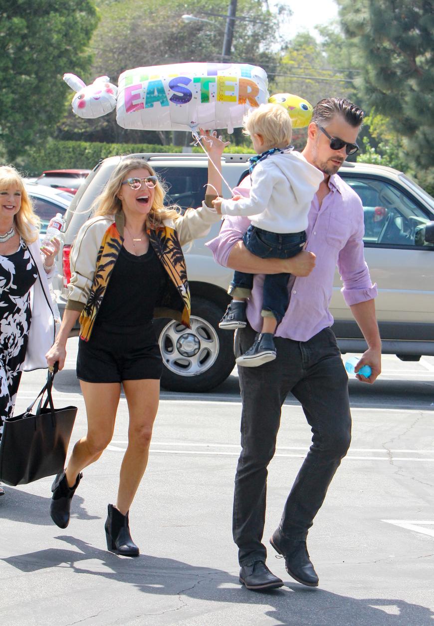 Sängerin Fergie mit Sohn Axl und Mann Josh Duhamel auf dem Weg zum Ostergottesdienst in Los Angeles. Der Osterluftballon darf dabei nicht fehlen.