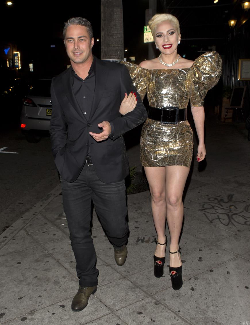Lady Gaga und ihr Verlobter Taylor Kinney auf dem Weg zu Gagas Geburtstagsparty in Los Angeles. Die Sängerin feierte ihren Ehrentag im Restaurant
