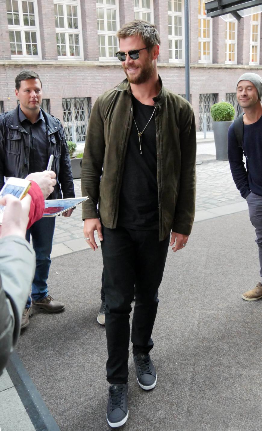 Spotted! Superstar Chris Hemsworth tummelt sich in der norddeutschen Stadt Hamburg herum und schreibt fleißig Autogramme vor seinem Hotel.