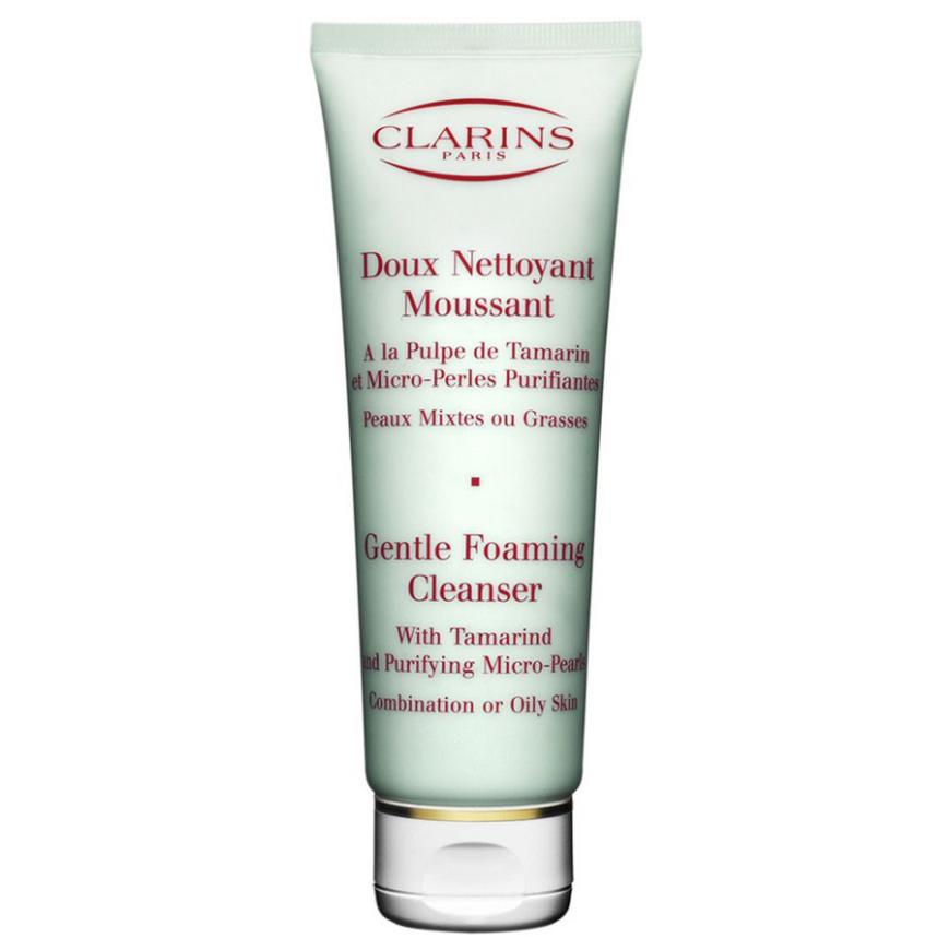 Für fettige Haut mit Microperlen und Schleierkrautextrakt: „Gentle Foaming Cleanser“ von Clarins, ca. 24 Euro