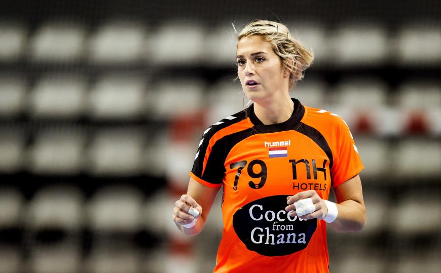 Für das Handballspiel der Niederländerin ist ihr Liebster extra ins dänische Esberg gereist.