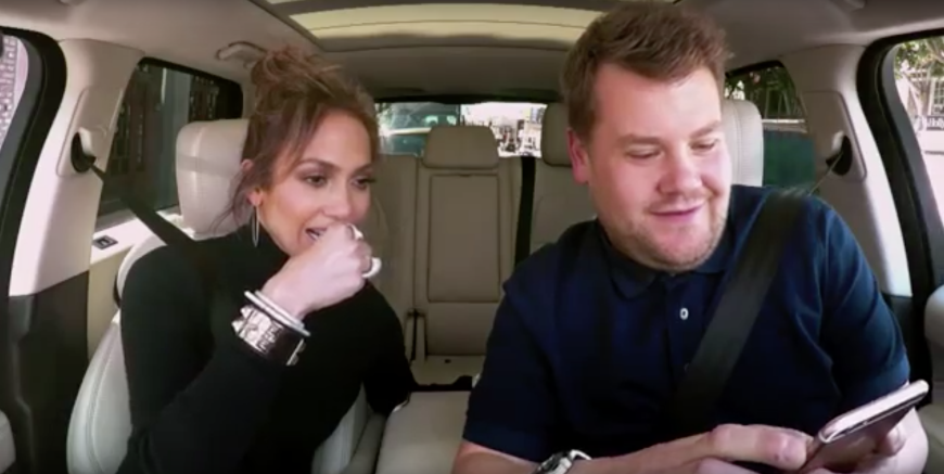 Corden zückt Jennifer Lopez' Handy und schreibt eine SMS an den Hollywod-Star.