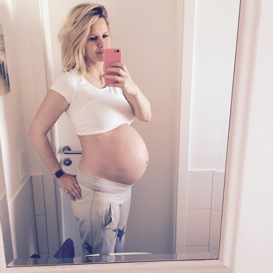Kann nicht mehr lange dauern bei Monica Ivancan! Die Ex-Bachelorette zeigt ihre XXL-Babykugel im Badezimmerspiegel.
