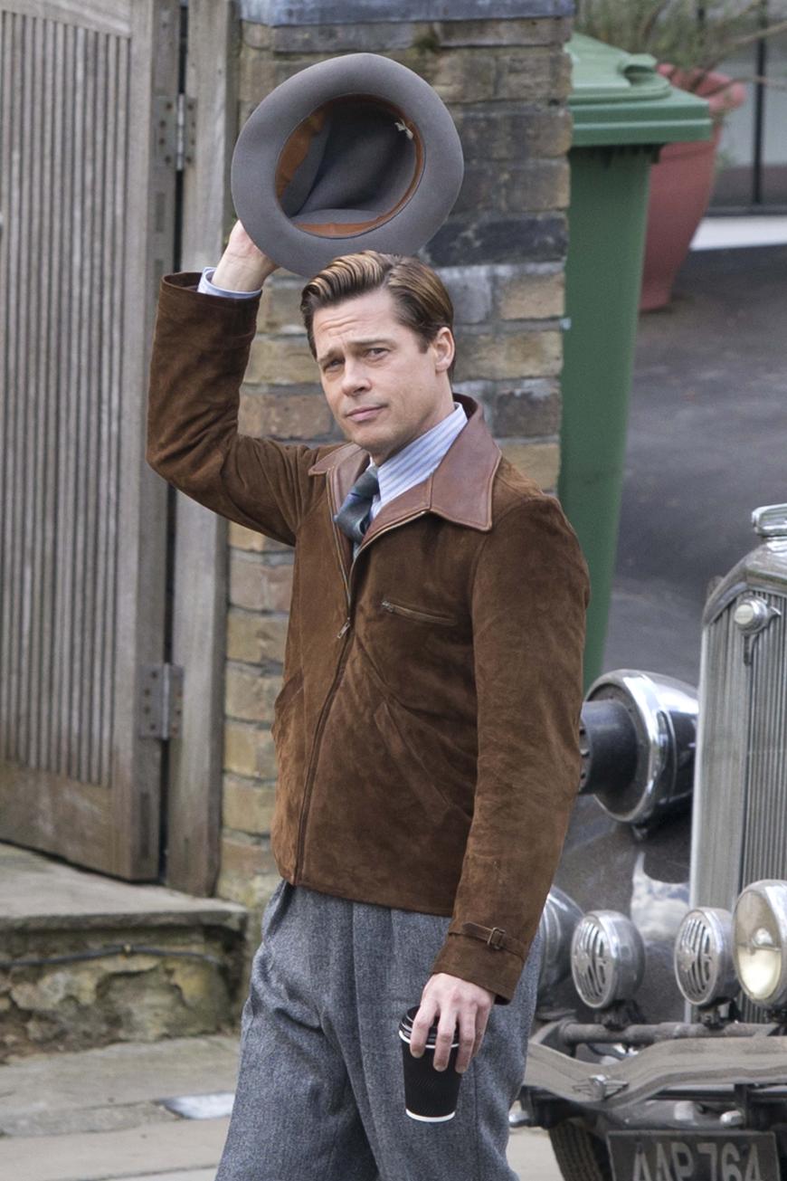 Grüß Gott! Brad Pitt steht mt Hut und Schlips für seinen neuen Film
