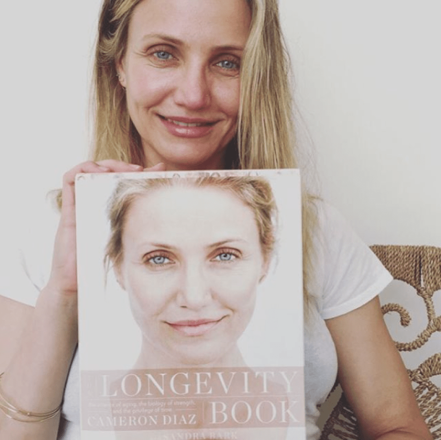 Fältchen, müde Augen, Rötungen? Cameron Diaz pfeift auf den Schönheitswahn in Hollywood und steht zu ihren kleinen Makeln. In ihrem neuen Buch will sie über das Älterwerden aufklären.