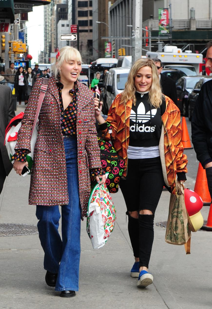 Miley Cyrus ist auf dem Weg zum Ed Sullivan Theatre in Midtown.