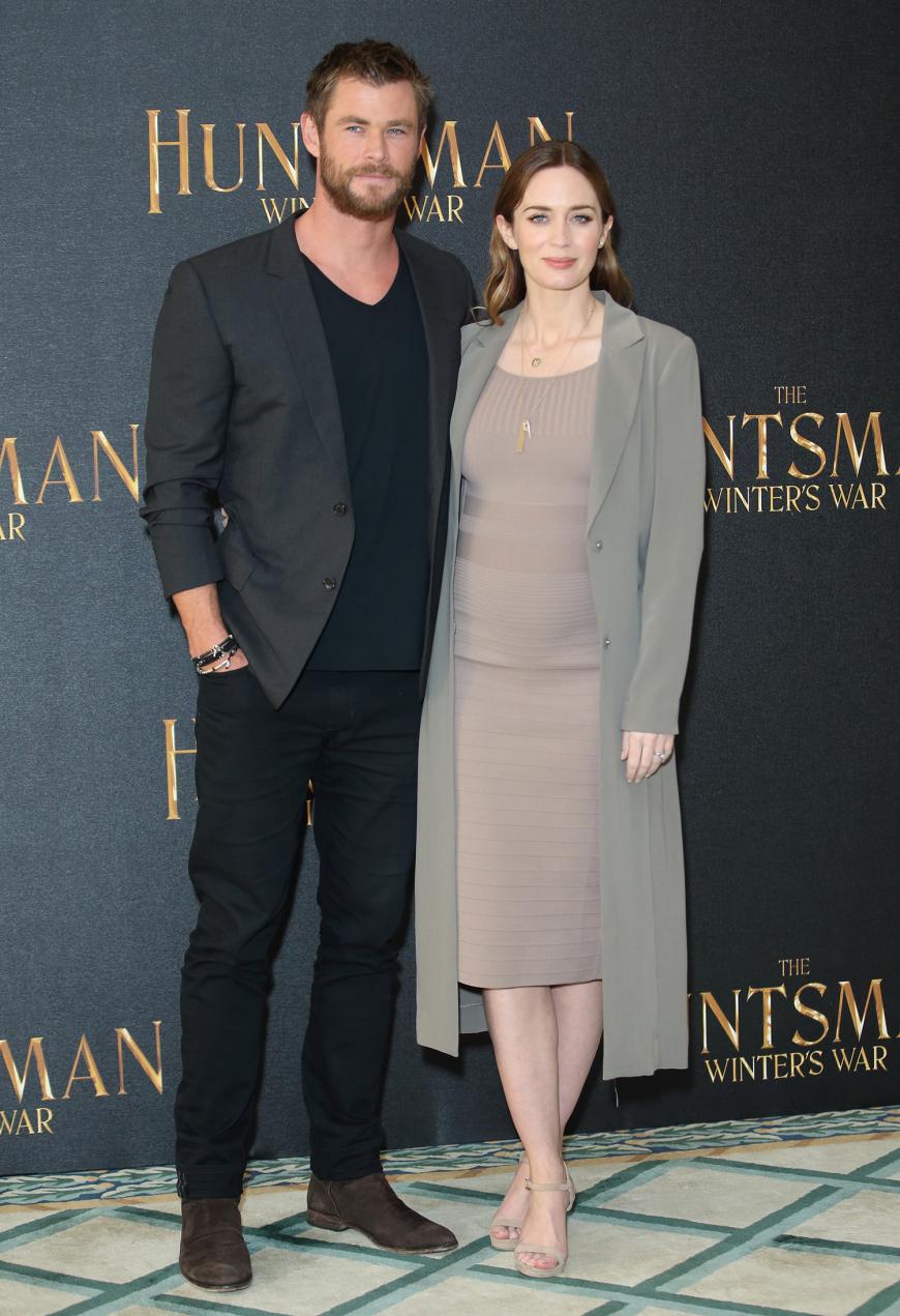 Zugegeben, eigentlich wollten wir euch den Ton-in-Ton-Look der schwangeren Emily Blunt bei der
