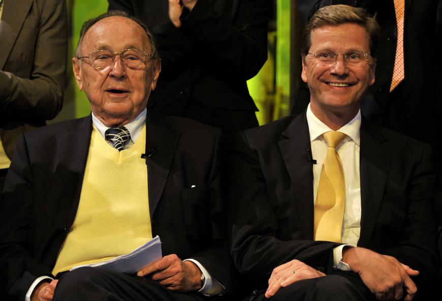 Genscher (neben Parteifreund Guido Westerwelle) trägt hier sein Markenzeichen: den gelben Pullunder.
