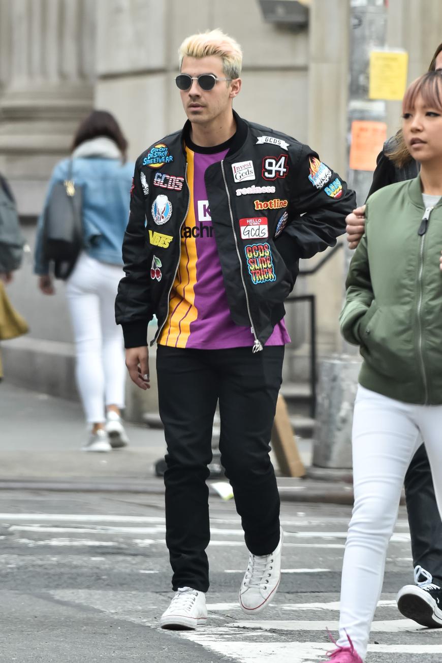 Sänger Joe Jonas mit erblondeter Mähne unterwegs in SoHo, New York.