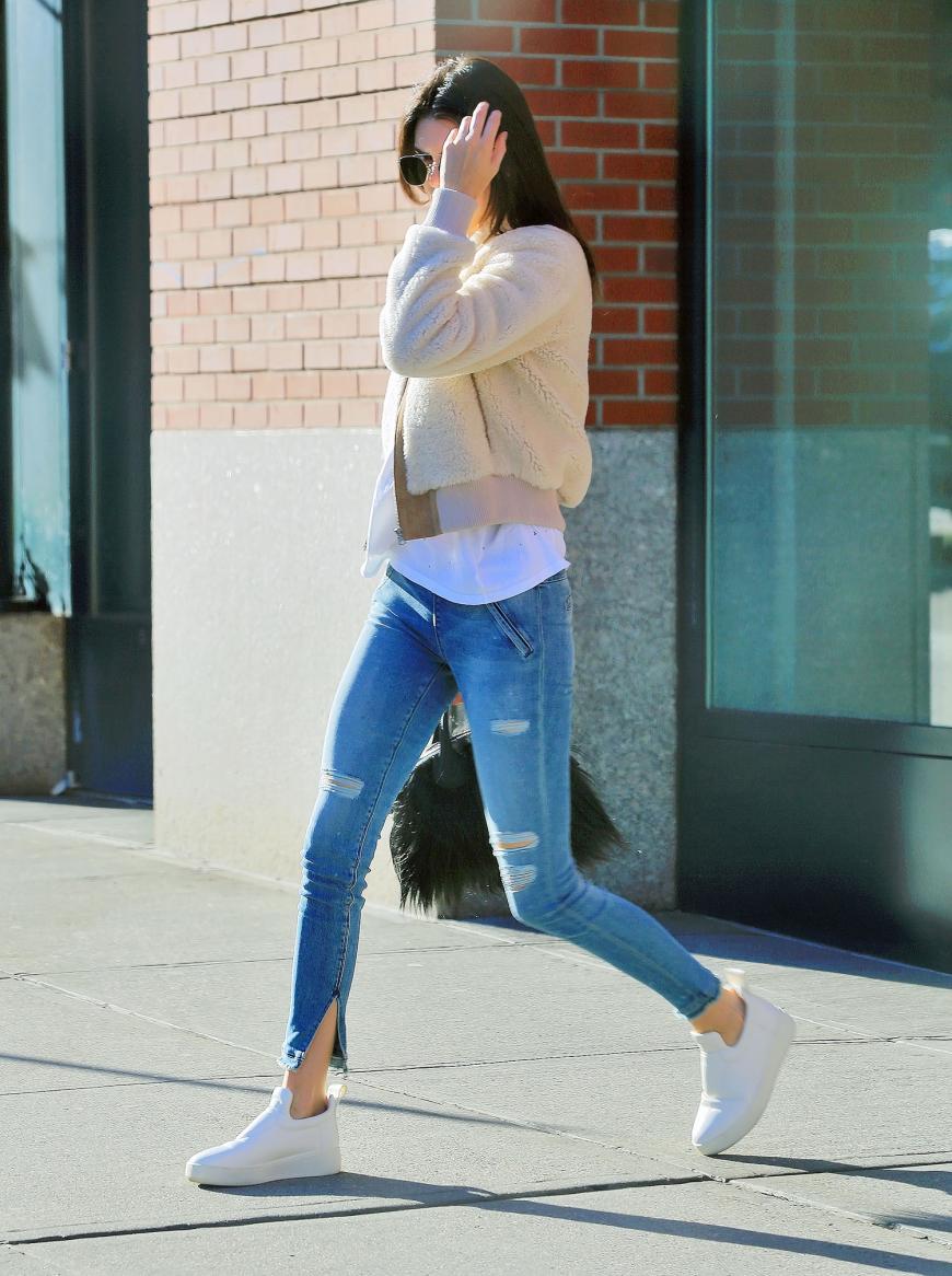 Kendall muss sich in diesem Look eigentlich nicht verstecken. Wir lieben die süße Teddy-Bomberjacke zum weißen Shirt, ripped Jeans und Sneakers.