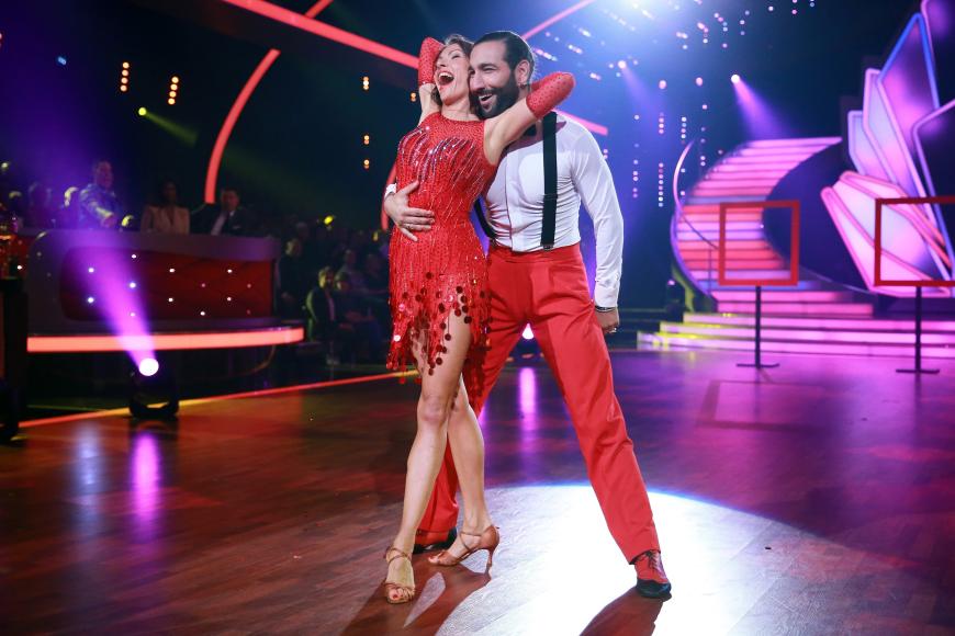 Jana Pallaske tanzt mit Massimo Sinató Tango zu „Let’s Dance“ (David Bowie)
