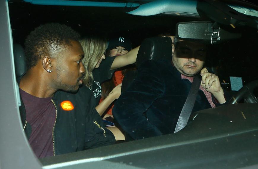 Selena Gomez versucht sich unter einer Baseballcap vor den Paparazzi zu verstecken.