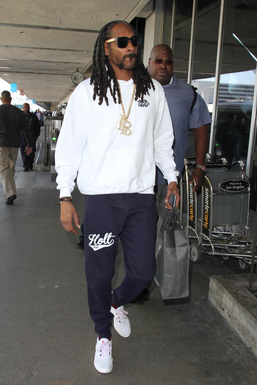 Snoop Dogg zeigt sich mit neuer Rasta-Frisur am Flughafen von Los Angeles.