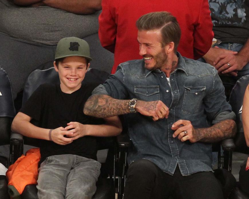 David Beckham und seine Söhne Romeo Beckham und Cruz Beckham haben beim Basketballspiel der Lakers in Los Angeles Spaß.