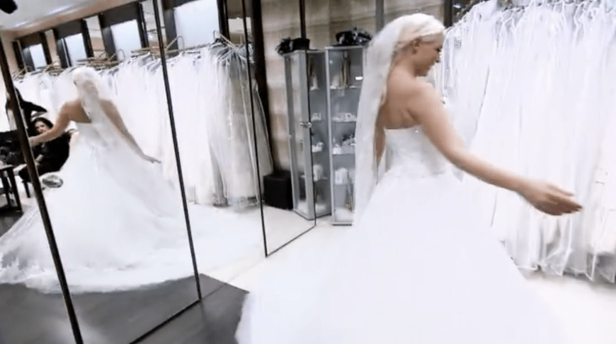 In ihrem neuen Musikvideo zeigt sich Daniela strahlend in einem weißen Kleid.