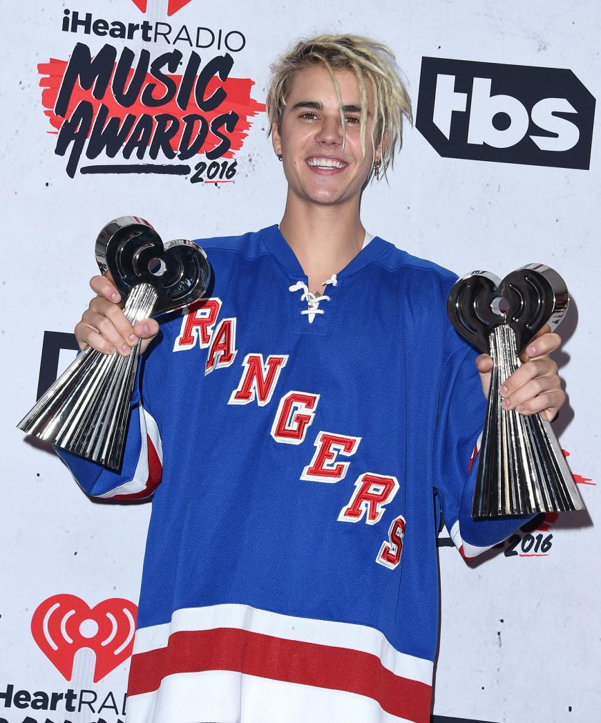 Neuer Look: Justin Bieber trägt jetzt platinblonde Dreadlocks auf dem Kopf.