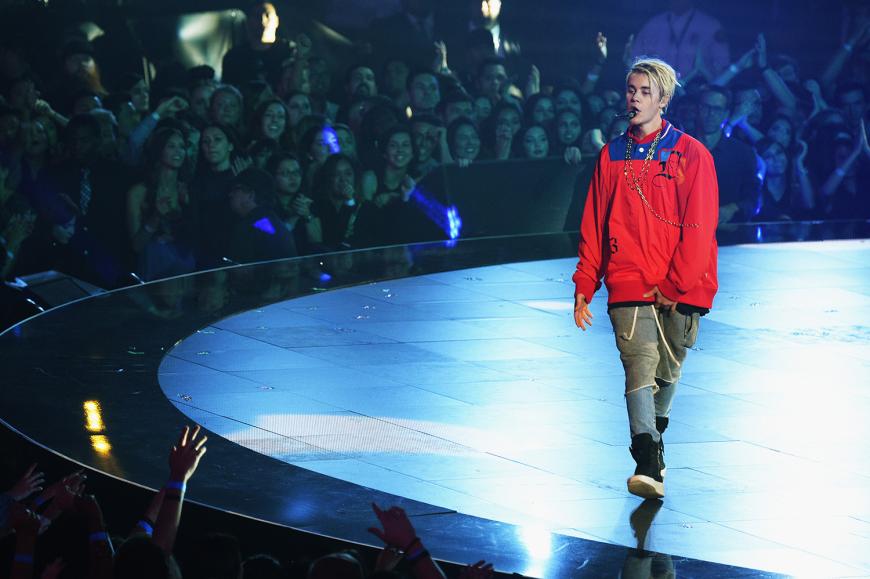 Komische Kombi: In Windbreaker und Sweatshorts über Jeans performt Biebs seine Songs