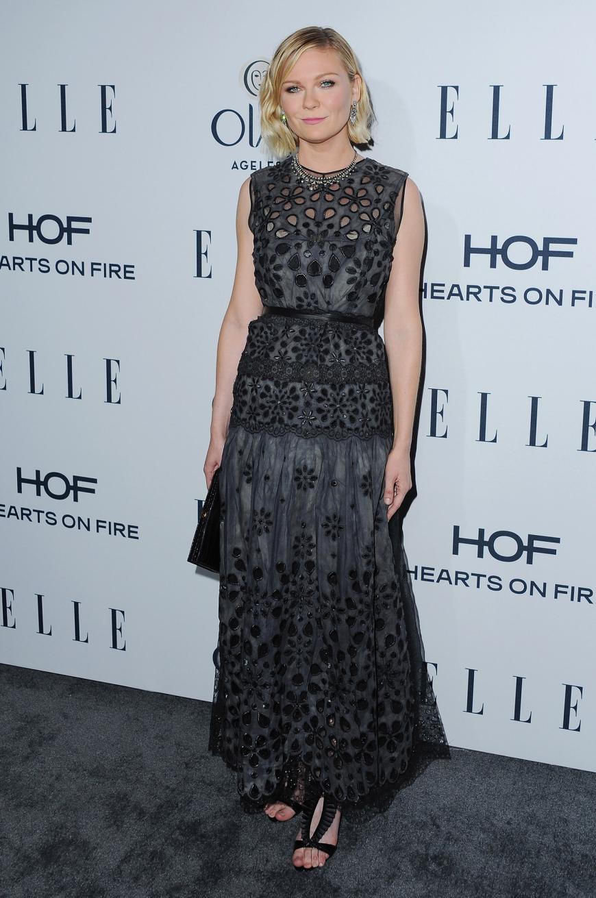 Etwas gedeckter hingegen ist das graue Kleid von Kirsten Dunst. Dank des Lochmusters ist es dennoch luftig.